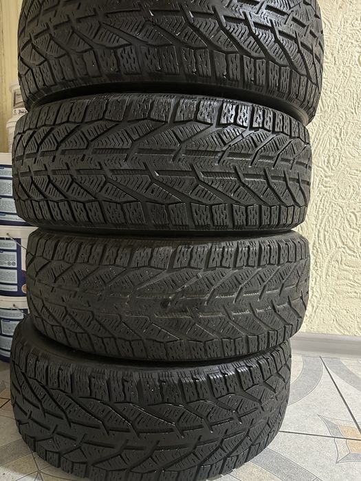 Шины 235/55/19 продам