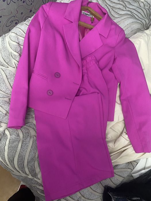 Продам костюм брючный