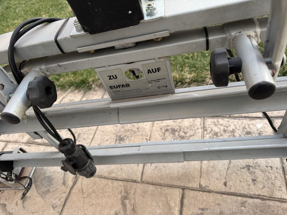 Vand suport biciclete pe carlig pentru 2 biciclete cu instalatie