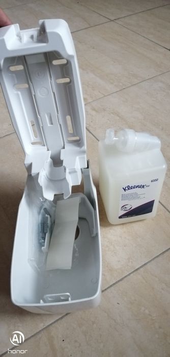 Нови дозатори Kimberli Clarc за душ гел пяна или течен сапун за ръце