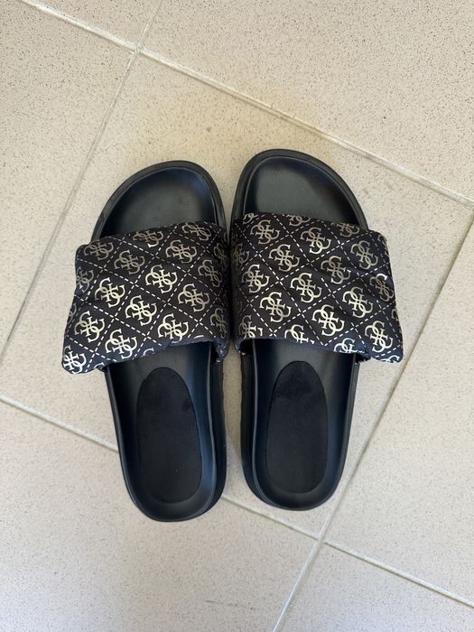Чехли на марката Guess