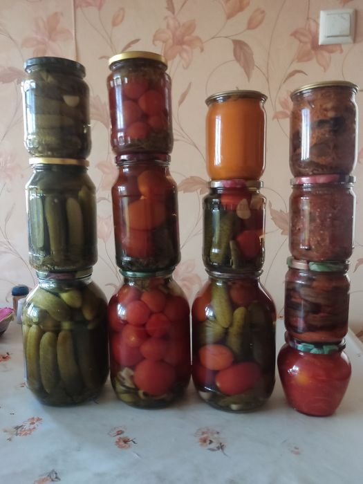 соленья огурцы и помидоры, салаты