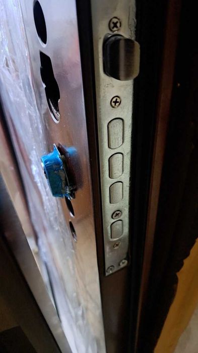 Метална външна врата с каса