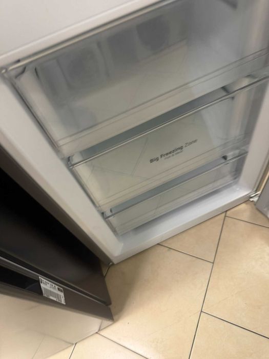 Хладилник c долна камера LG DoorCooling  технология, 384L капацитет
