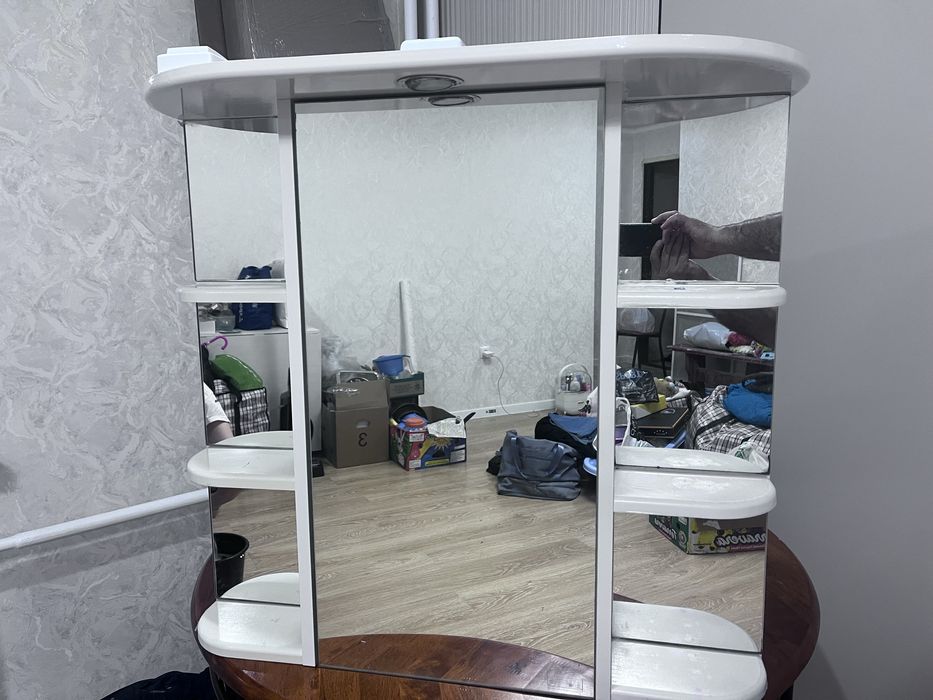 Зеркало с полочками для ванных