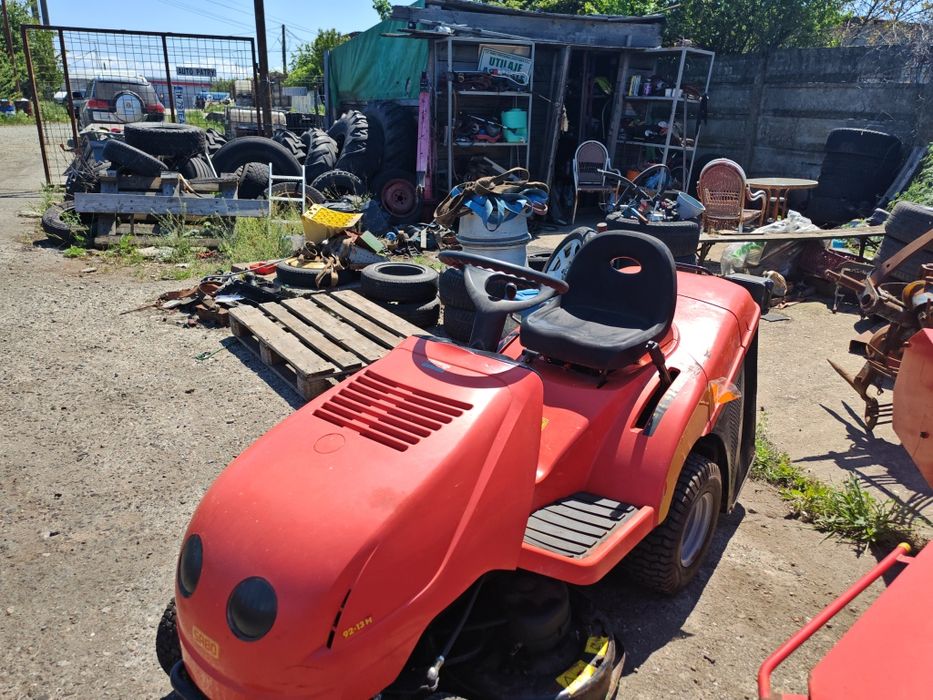 Tractoras tuns iarba