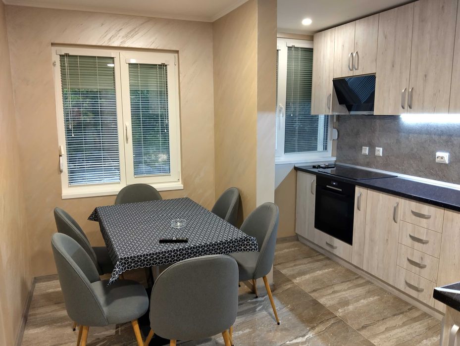 Продава луксозен тристаен апартамент