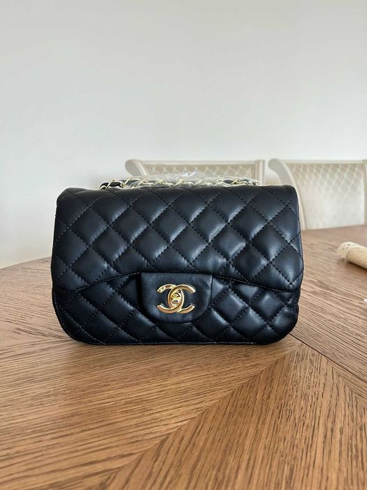 Geantă tip Chanel Mini Neagră Matlasată – Nouă, Elegantă, cu Lanț Auriu