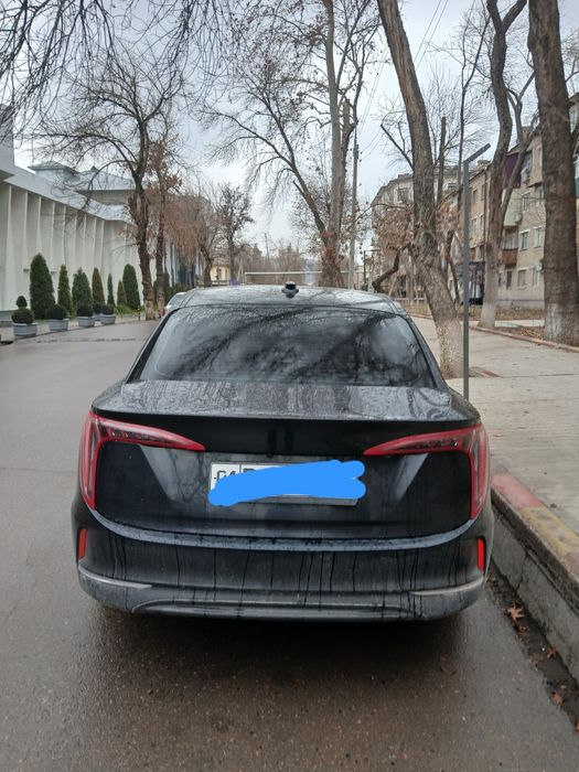 Hongqi eqm 5 arendaga beriladi