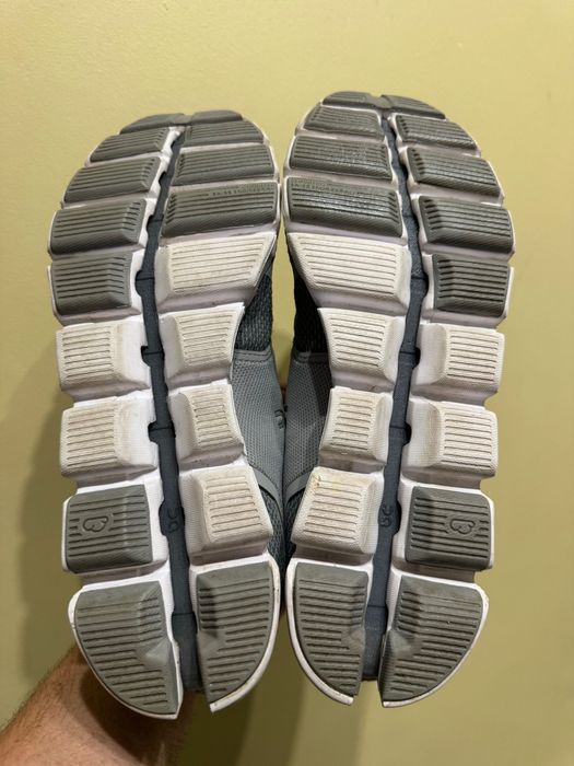 On Cloud 5 running sneakers.
