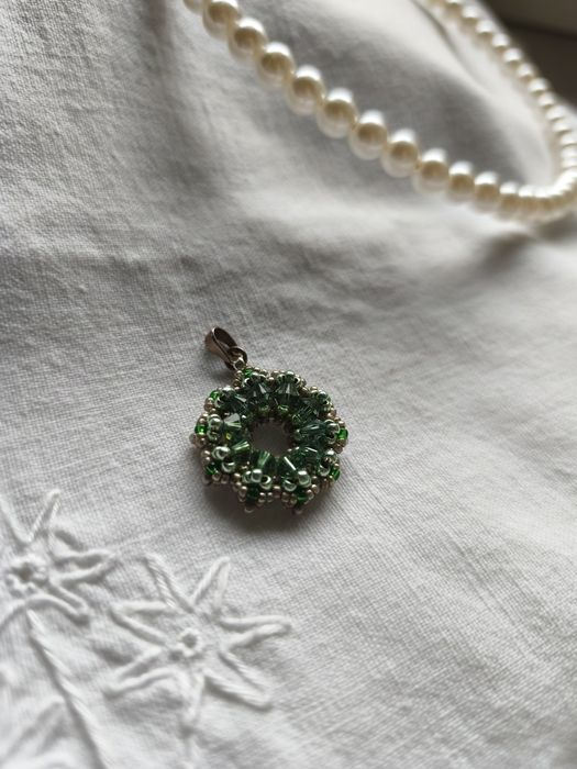 Pandantiv cu cristale si margele