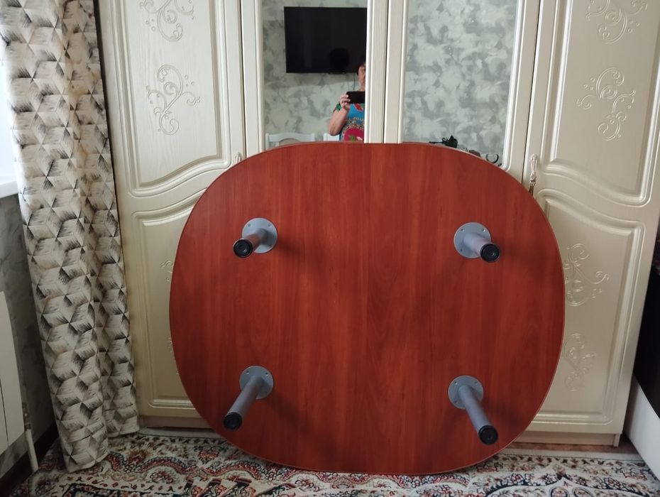 Продам стол в отличном состояний