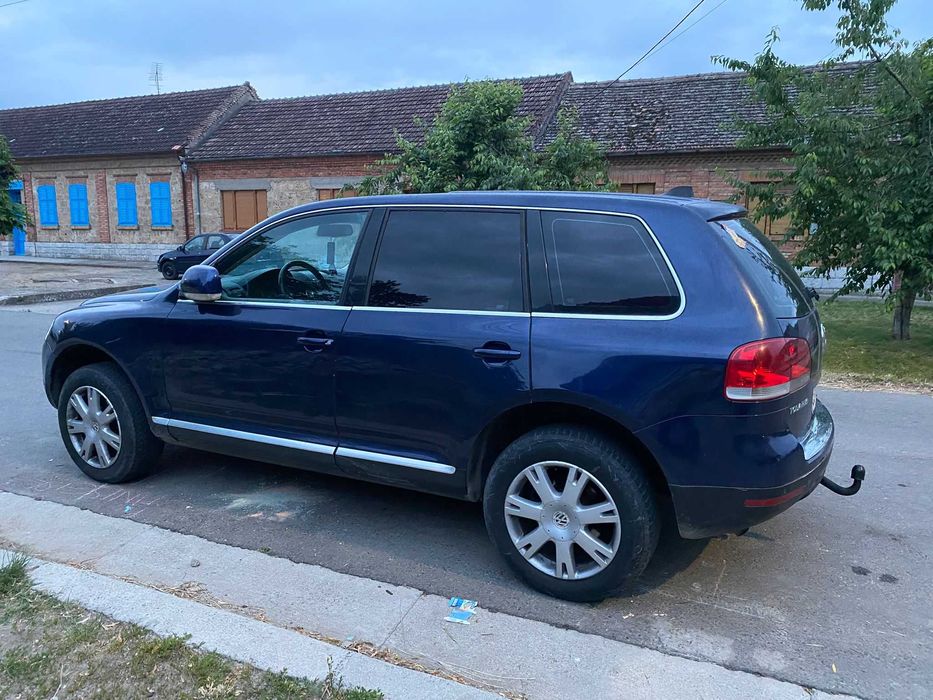 VOLKSWAGEN Touareg