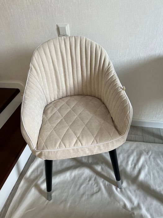 Мебель, комплект- стол и стулья для гостиной или кухни