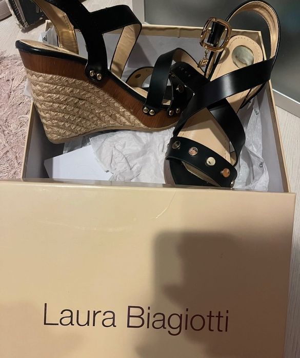 35 Нови обувки сандали чехли бежови платформи платформа Laura Biagiotti