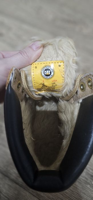 Продаю зимние боты Caterpillar