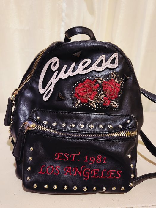 Оригинална раничка на Guess