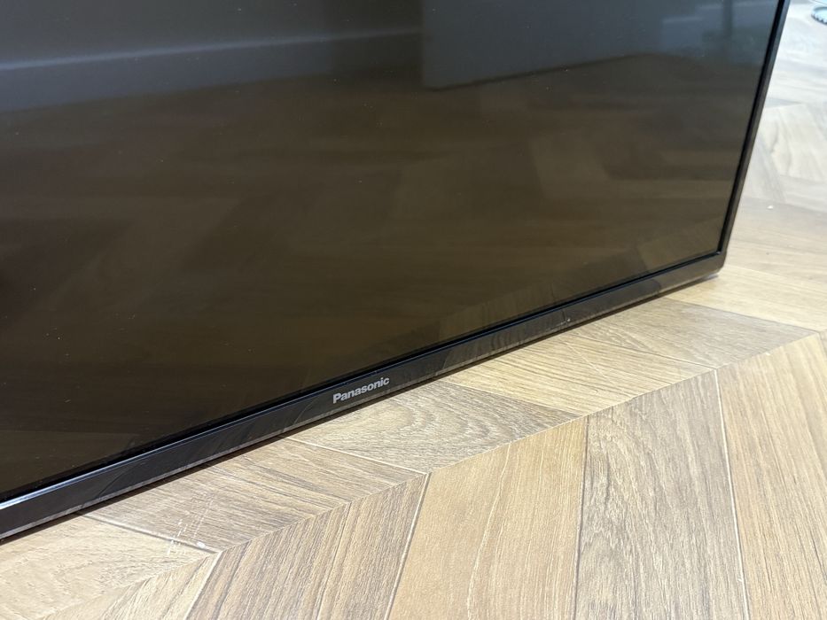 Телевизор Panasonic 32 дюйма (немного темнит)