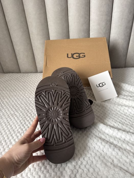 Cizme UGG, cu etichetă
