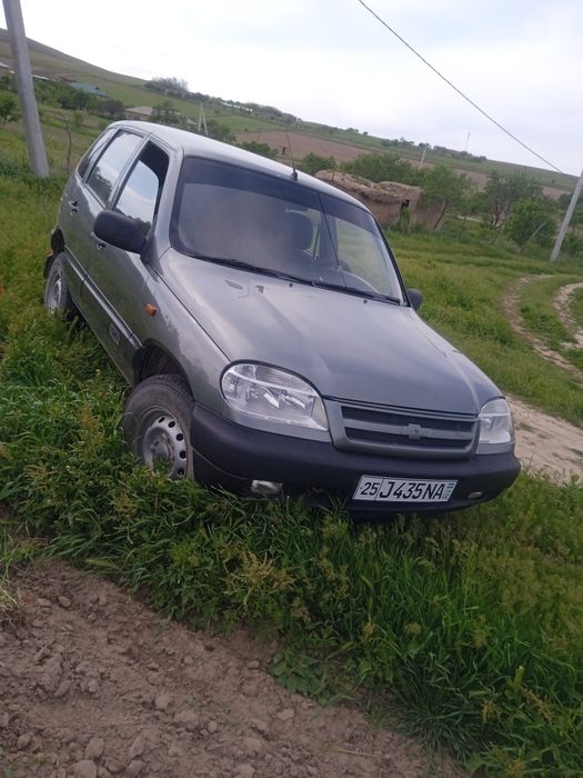 Chevrolet Niva 4x4 sotiladi