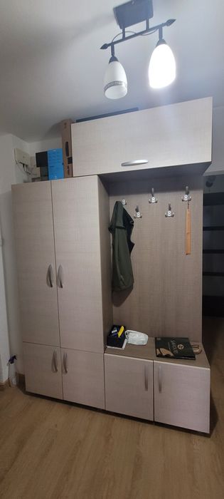 Cuier spatios cu spatiu de depozitare pantofi