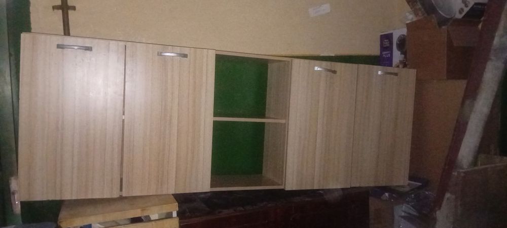 Vand movila de bucatarie doar partea de sus  2 metri