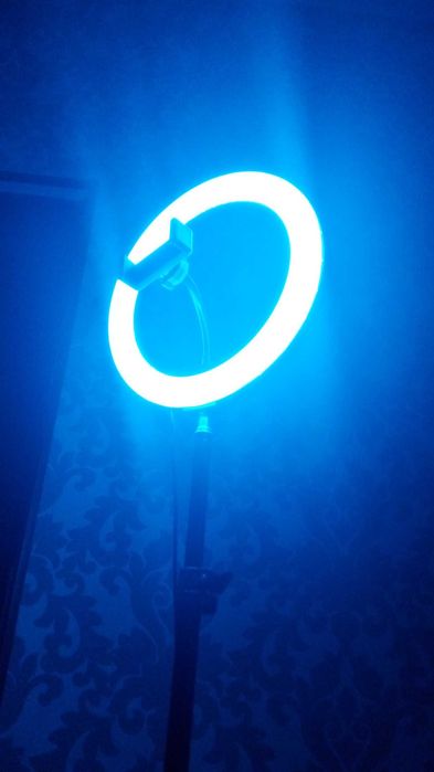 Кольцевая лампа в рабочем состояние