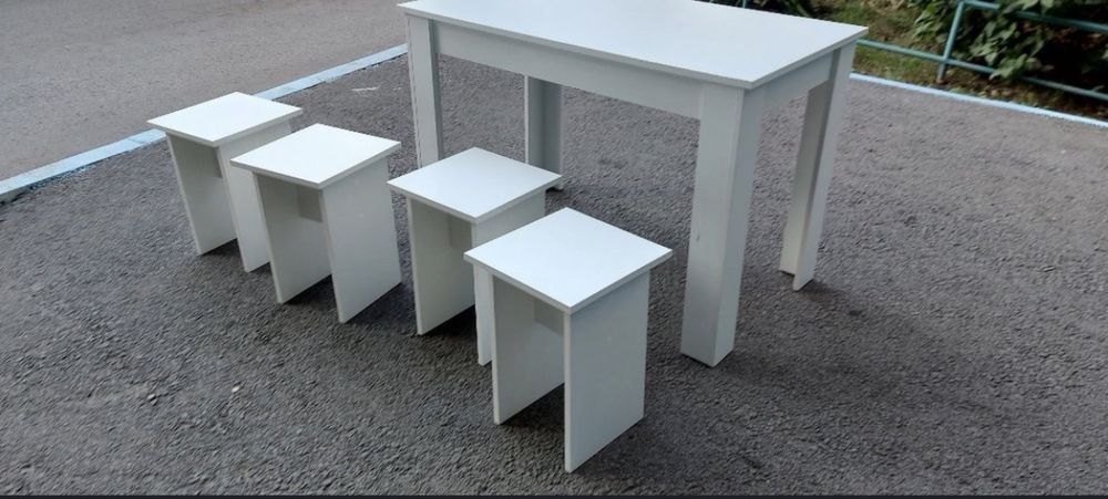 Стол и четыре табуретки