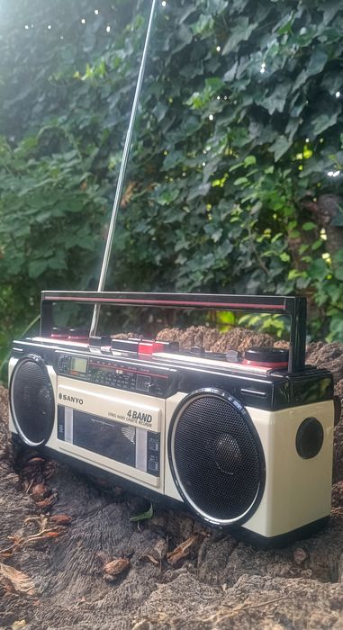 Radiocasetofon Sanyo,complet functional si bine conservat pt varsta lui!