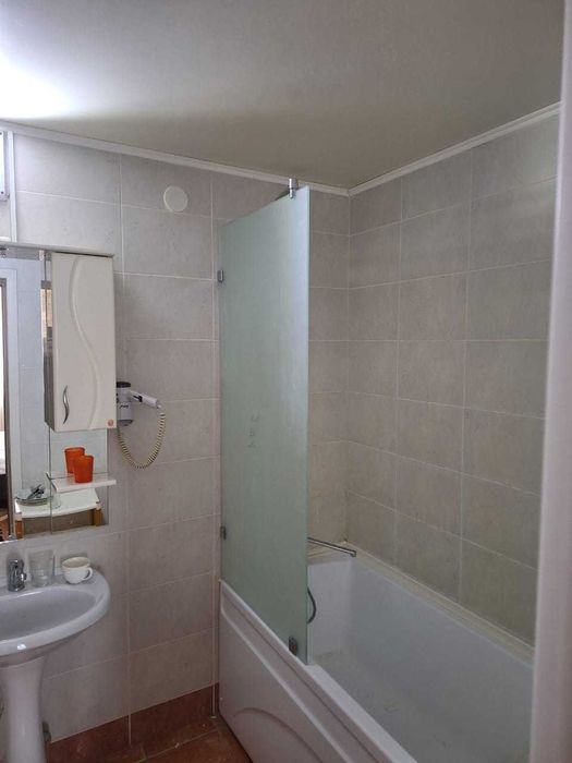 Стеклянная перегородка на ванну