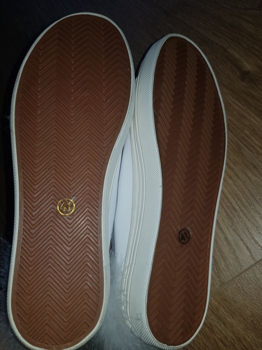 Нови бели кецове с пухчета