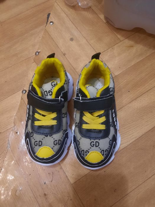 Продаю детскую обувь.