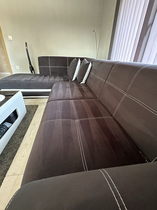 Ъглов диван с повдигащ механизъм и холна маса  ( като нови)