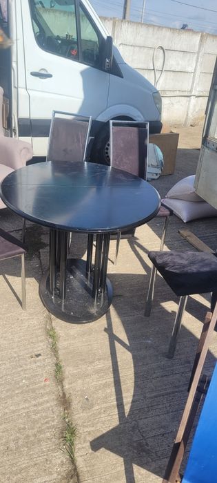 Masă din lemn cu 4 scaune extensibilă
