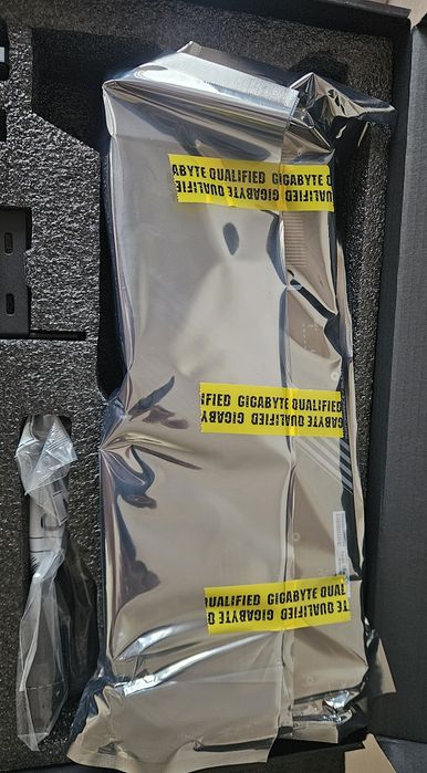 Видеокарта Gigabyte RTX 5080 Windforce OC SFF, 16 GB