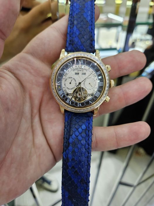 Золотые патек Филип с очень красивым и необычным дизайном