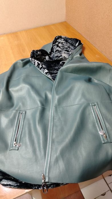 Продам женскую кожаную куртку