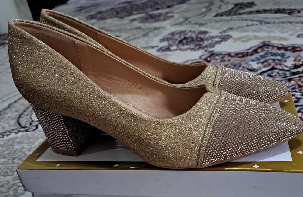 Ayollar uchun baland poshnali tufli