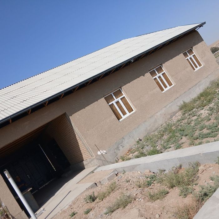 Nurobod Yangishloqdagi boĝcha yaqinidagi hovli sotiladi