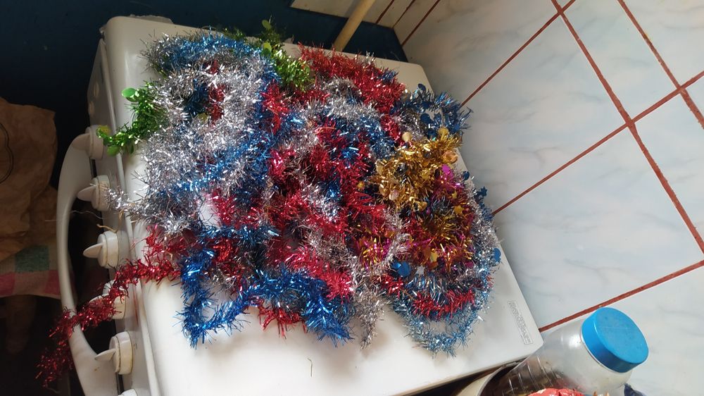 Vînd brad artificial de Crăciun și diferite ornamente