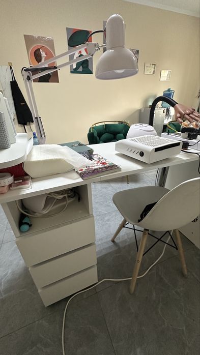 Маникюрный столик почти новый