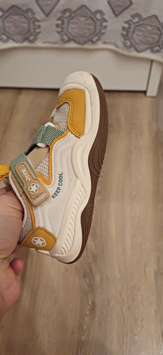 Продам кроссовки летние 23р