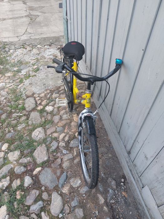 Vând bicicleta de copii roti de 20