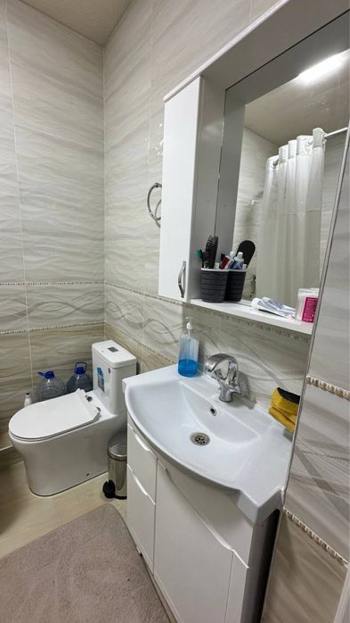 Ижарага берилади 3 хонали 5 этаж 500$. Адрес Аэропорт.