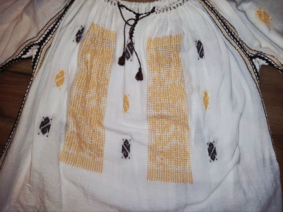 Ie autentica, costum popular