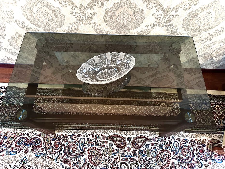 Продаю стекляный журнальный столи