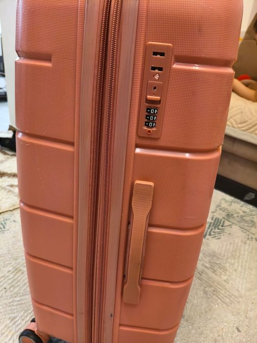 Продам пластиковый чемодан