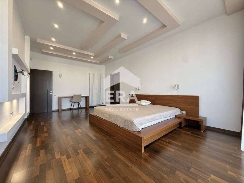 Луксозен четиристаен апартамент под наем с просторна тераса в комплекс