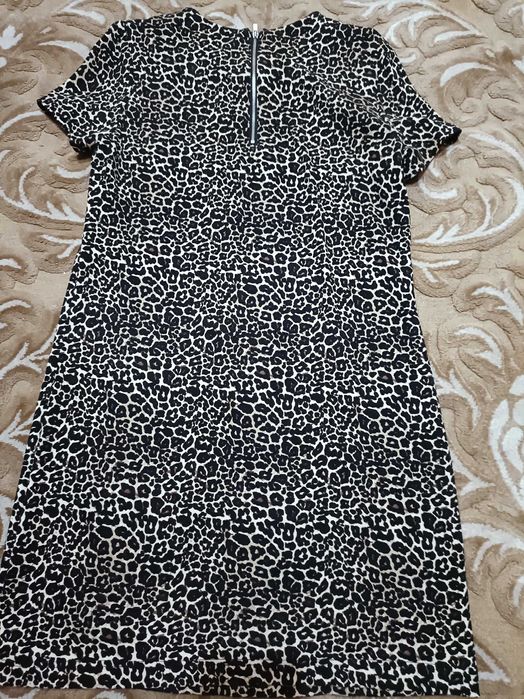 Vând rochie animal print