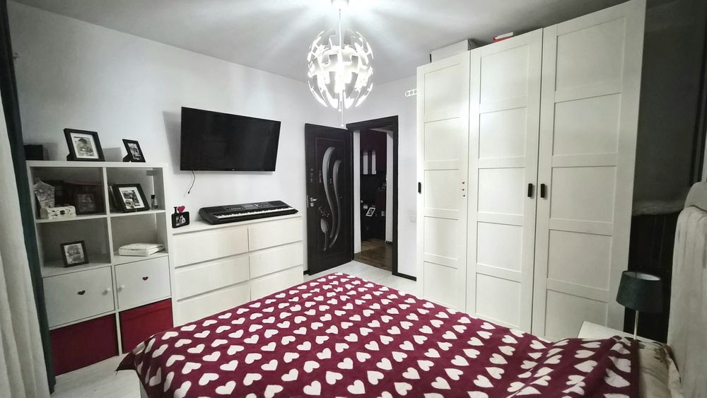 Vand apartament cu 2 camere.